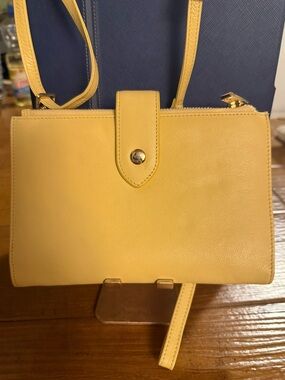 Levenger Cream with Yellowish tint Leather Wallet Organizer with Snap Closure